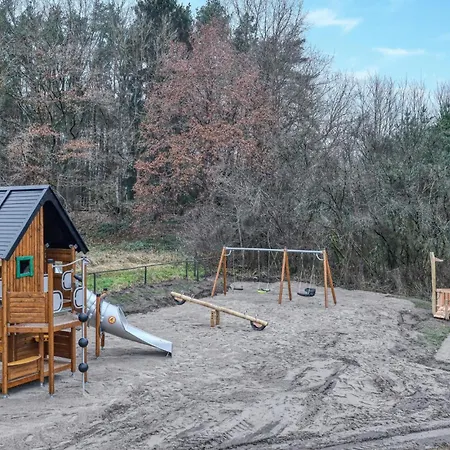 בית נופש Lovely In With Sauna